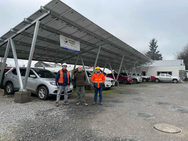 Enerpa pone en servicio primer estacionamiento solar en Osorno